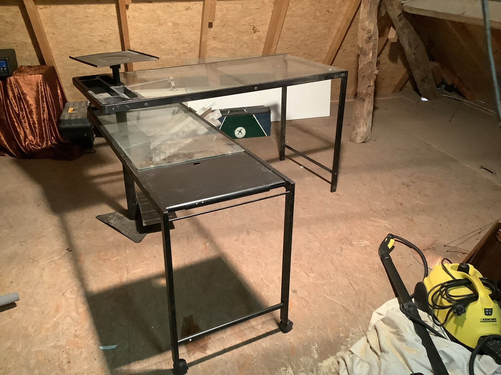 Hoekbureau met glazen blad en uitschuifbaar toetsenbordblad, Huis en Inrichting, Bureaus, Zwart, Gebruikt, Hoekbureau, Ophalen of Verzenden