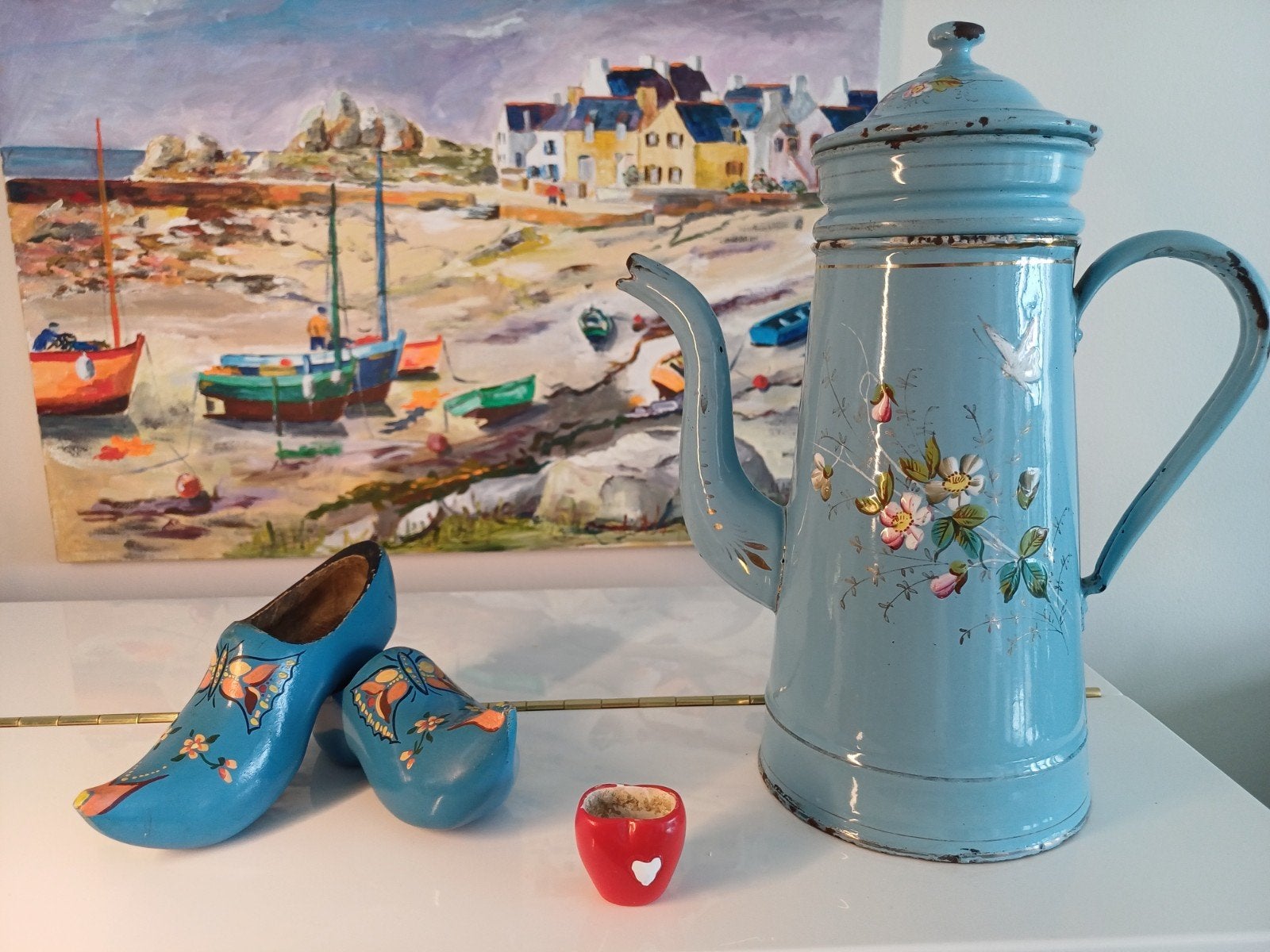 Blauwe Franse koffiepot met dik opgelegde bloemen en vlinder, Antiek en Kunst, Antiek | Emaille, Ophalen of Verzenden