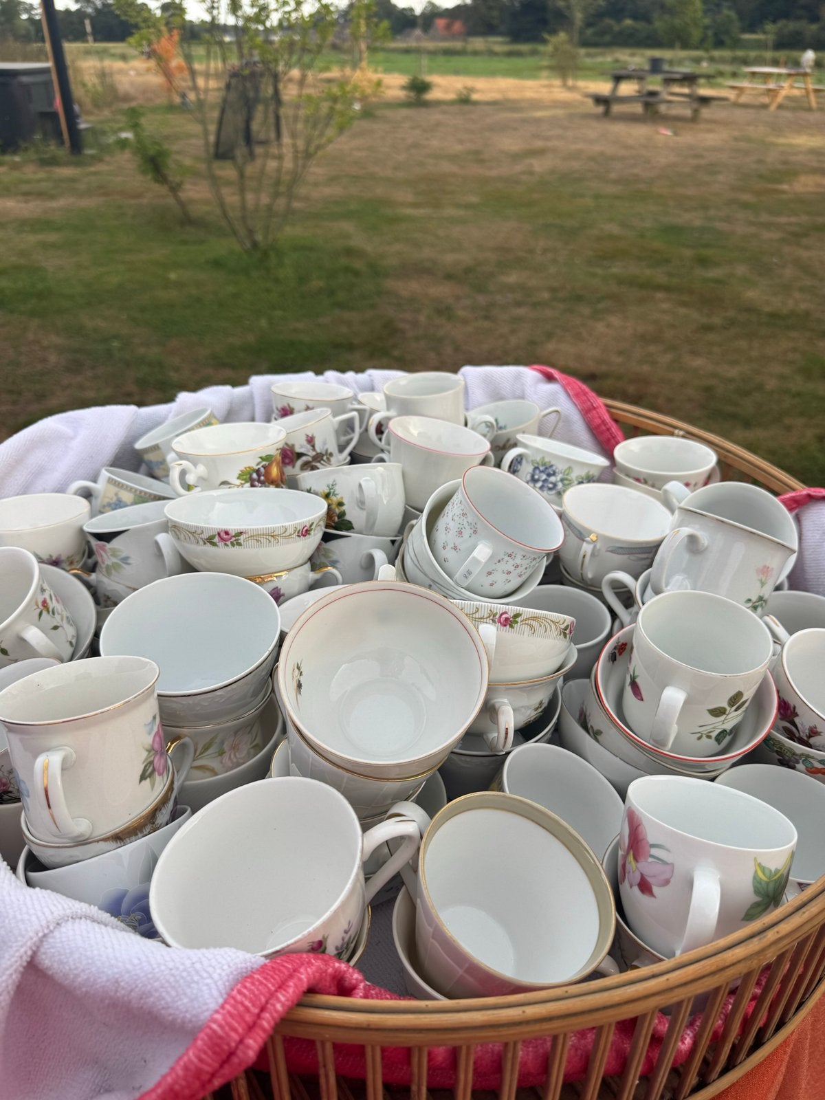 Zo'n 100 kopjes (zonder schotel), Huis en Inrichting, Keuken | Servies, Ophalen, Gebruikt, Vintage, Kop(pen) en/of Schotel(s)