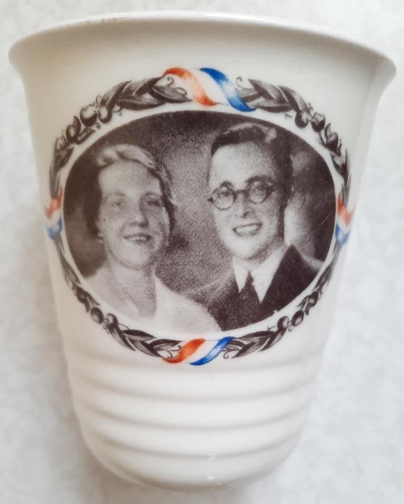 Beker van Juliana en Prins Bernard, Verzamelen, Koninklijk Huis en Royalty, Ophalen of Verzenden, Gebruikt, Nederland, Servies