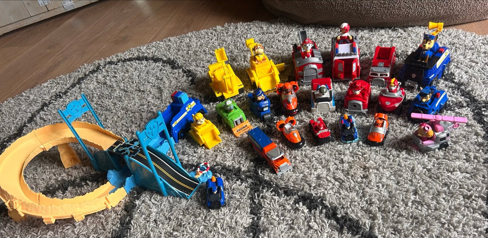 Paw Patrol speelset met veel voertuigen en figuren, Ophalen of Verzenden, Gebruikt