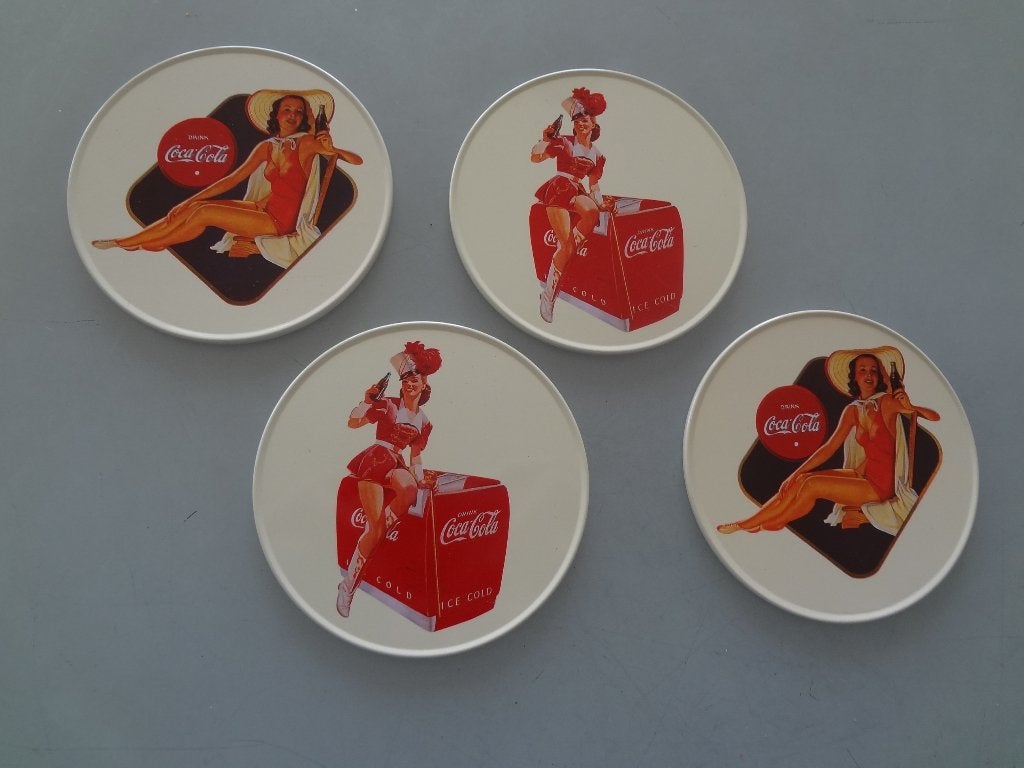 Coca-Cola 4 onderzetters pin-up in blikken doosje, Glasonderzetter, Ophalen of Verzenden, Metaal, Meerkleurig