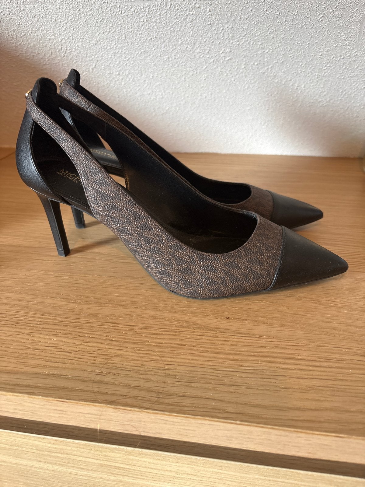 Michael Kors Pumps met MK-logo en puntige neus, Kleding | Dames, Schoenen, Zo goed als nieuw, Pumps, Bruin, Ophalen of Verzenden