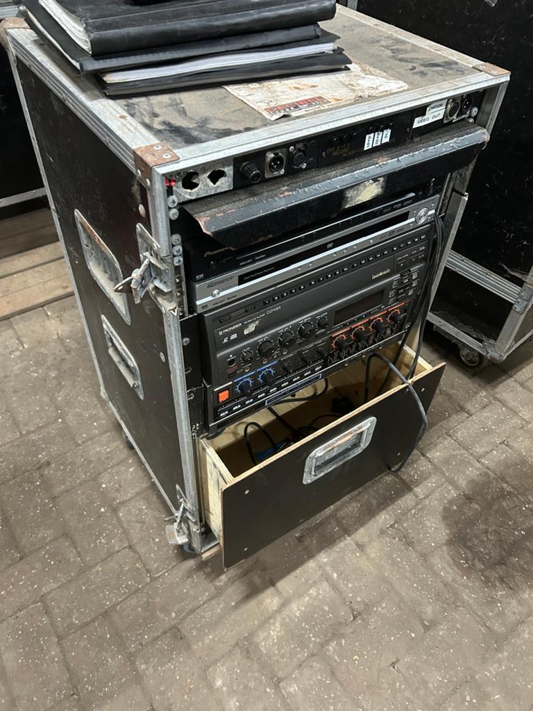 Flightcase met karaoke apparatuur. dvd/cd speler, Ophalen, Audio