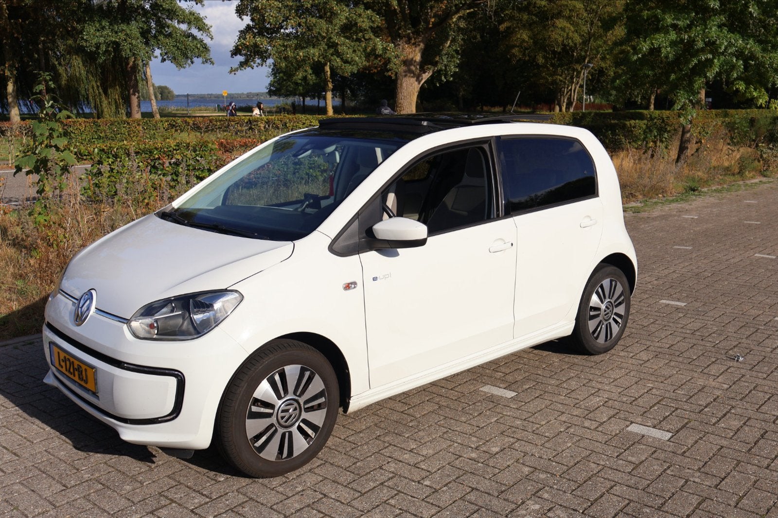Volkswagen e-up! Panoramadak Elektromotor 82PK 5D 2015 Wit, Auto's, Volkswagen, Stof, Up!, Wit, Elektrisch