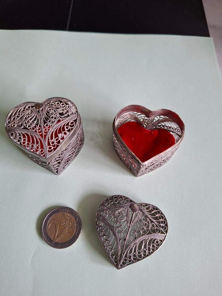 2 filigraan hartvormige bakjes met rood fluweel, Antiek en Kunst, Ophalen of Verzenden
