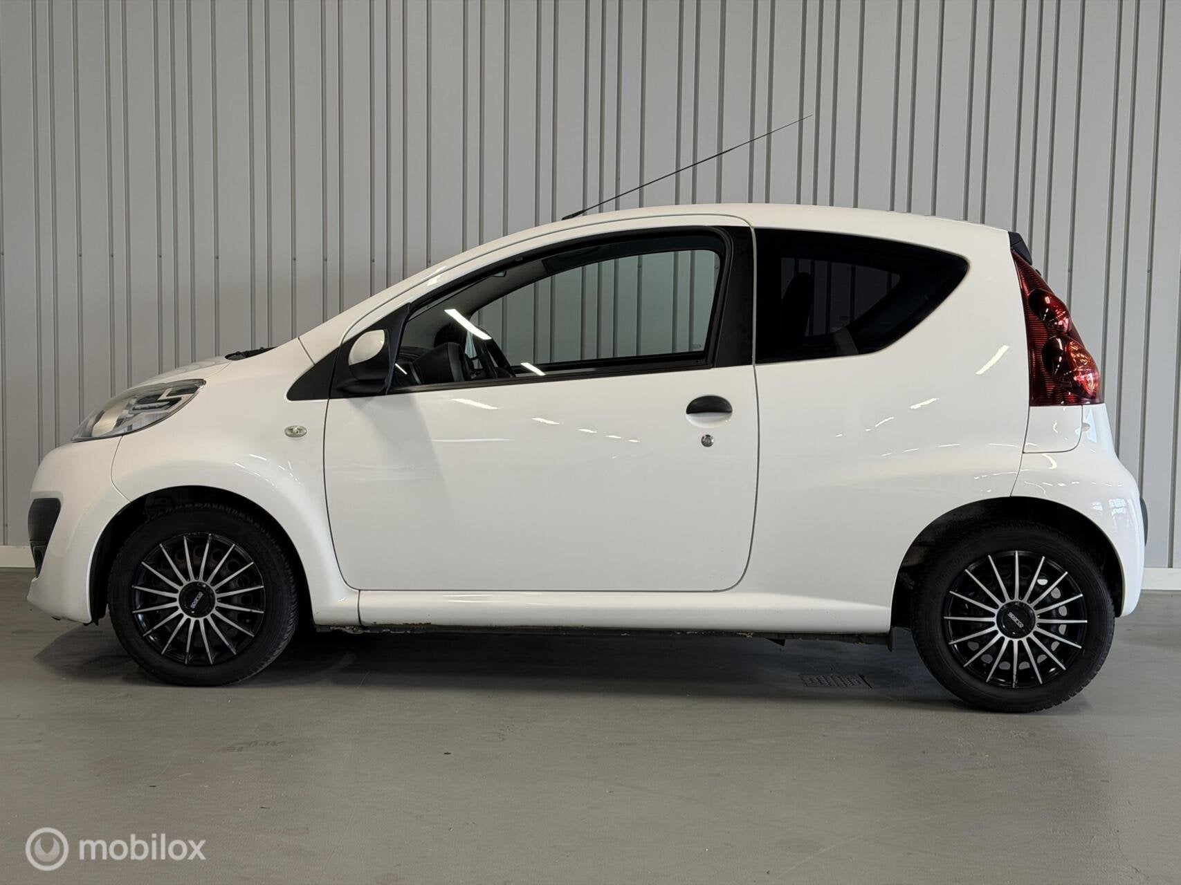 Peugeot 107 1.0 Access Accent, Voorwielaandrijving, Gebruikt, 4 stoelen, Origineel Nederlands