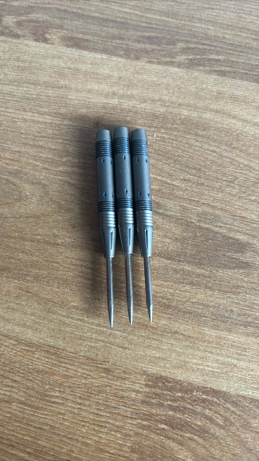 ST darts ong. 23 gram met blauwe accenten, Ophalen of Verzenden, Zo goed als nieuw, Pijlen