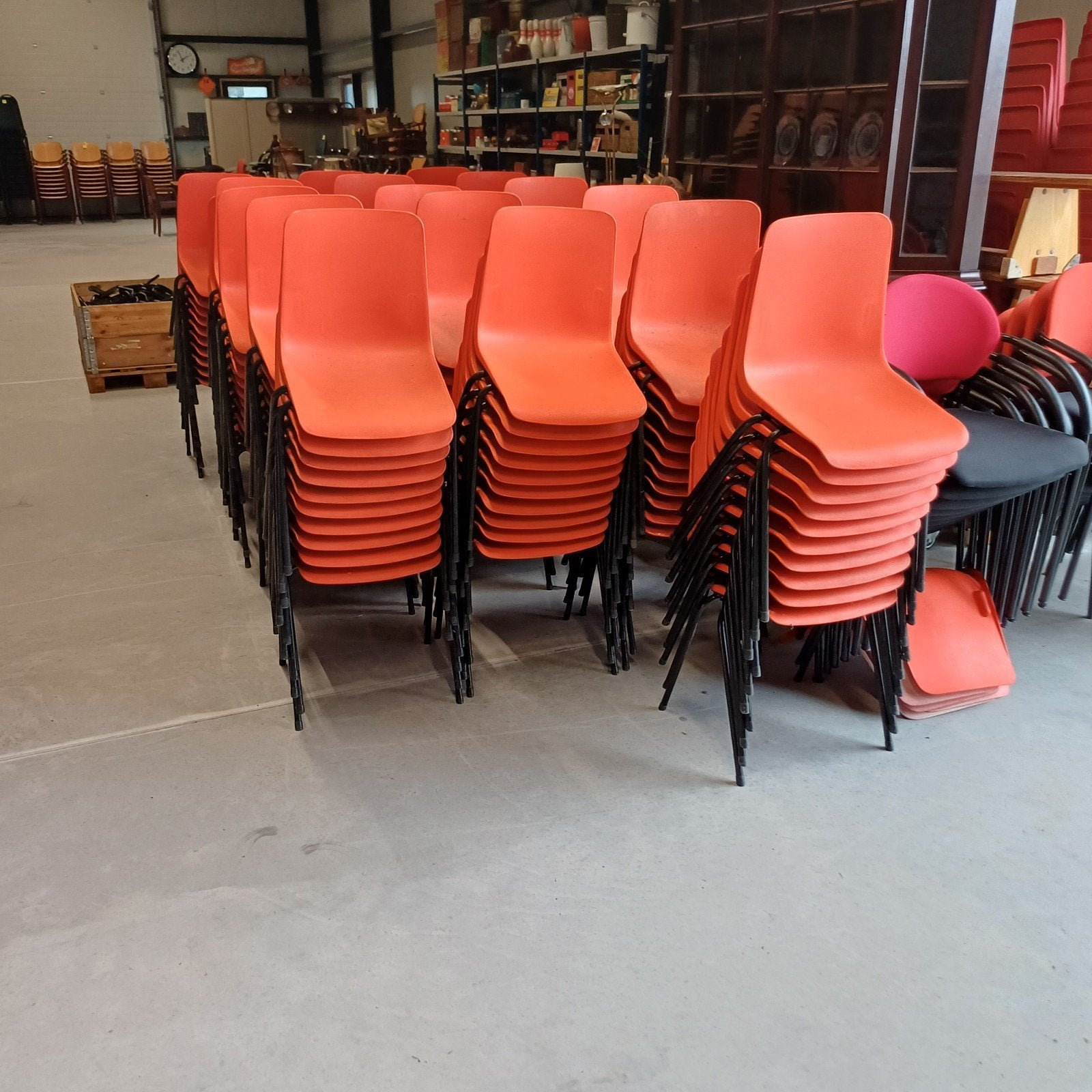 Grote partij 160x oranje stoelen/ WK voetbal stapelstoelen, Huis en Inrichting, Stoelen, Gebruikt, Vijf, Zes of meer stoelen, Bruin