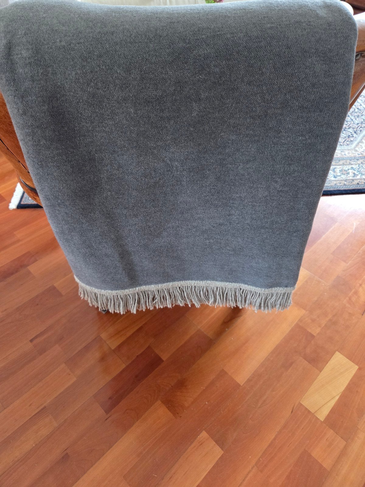 Grijze plaid met franjes - Zo goed als nieuw, Met franjes/kwastjes, Ophalen of Verzenden, Zo goed als nieuw, Plaid