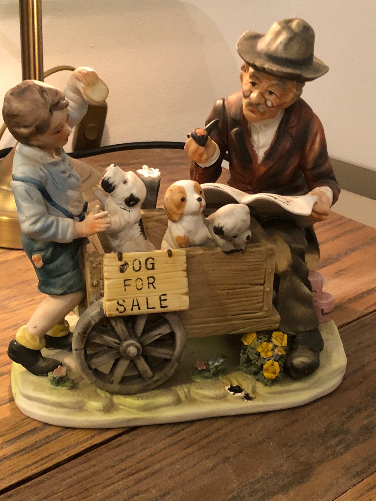 Vintage beeldje: Oude man, jongen en puppy's, Ophalen of Verzenden, Gebruikt, Dier