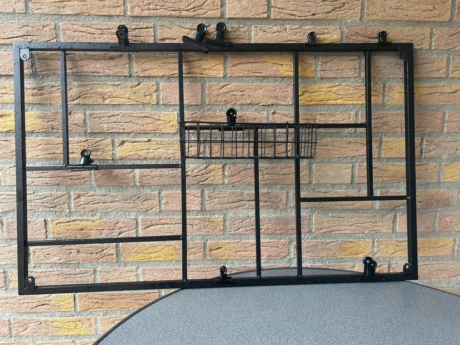 Zwart metalen wandrek met mandje en klemmen, Metaal, Industrieel, Zwart, Decoratieobject