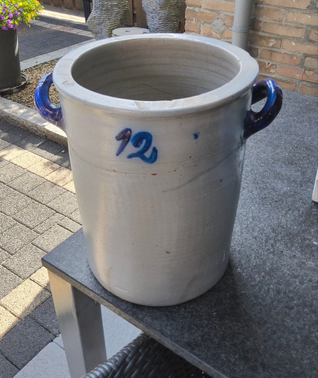 Vintage Aardewerken Pot met Blauwe Handvatten en Nummer, Antiek en Kunst, Ophalen