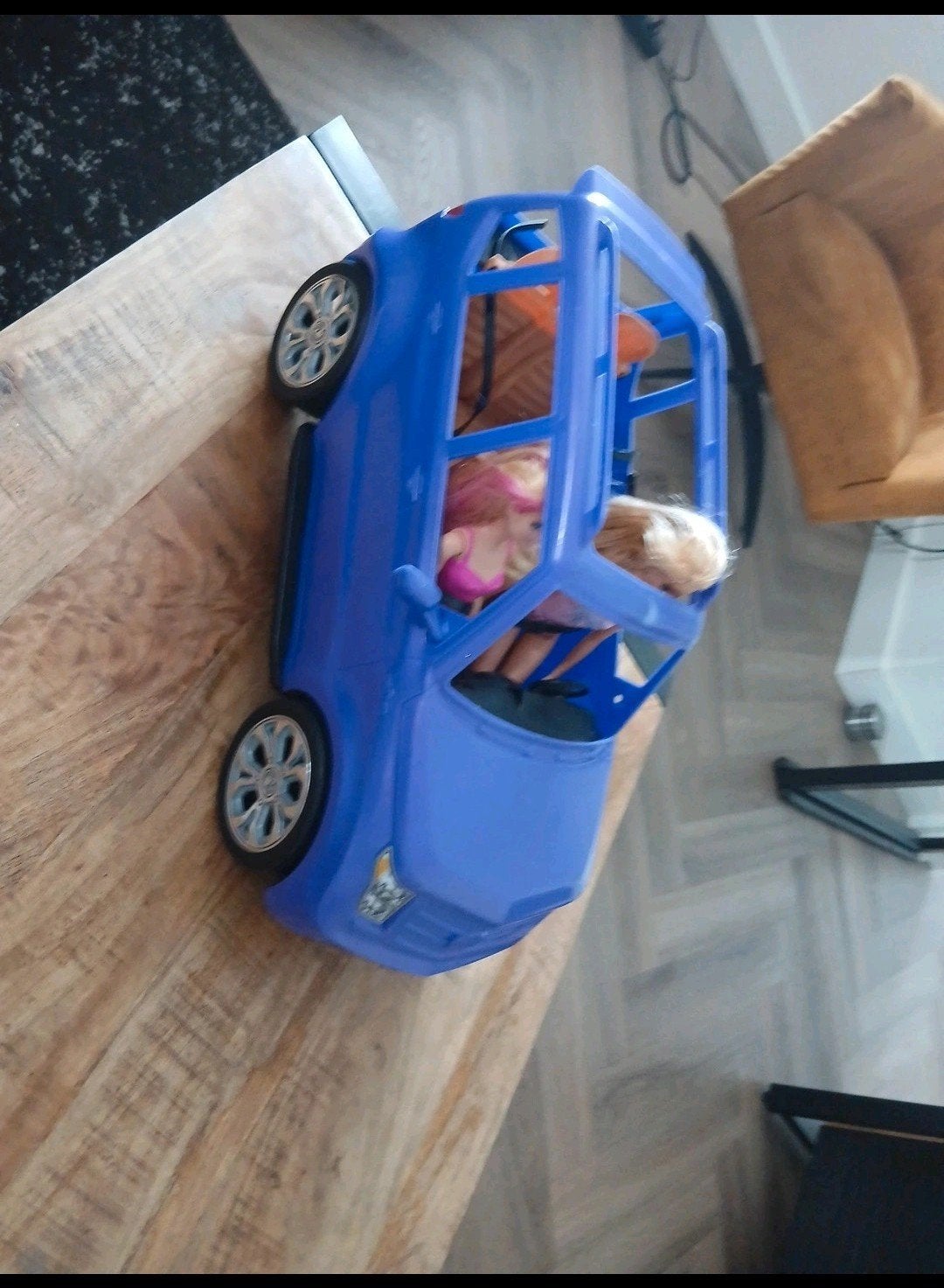 Barbie auto met 2 barbies, Ophalen, Gebruikt, Barbie