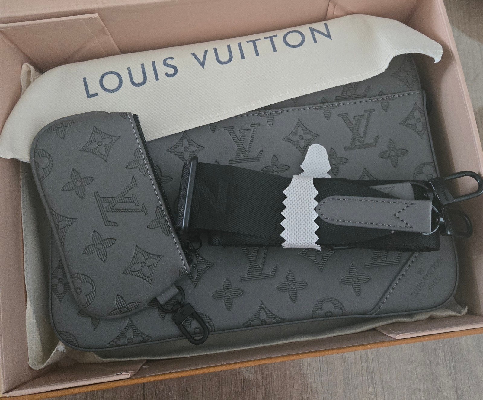 Louis vuitton schouder tas heren, Sieraden, Tassen en Uiterlijk, Tassen | Schoudertassen, Ophalen, Nieuw, Zwart