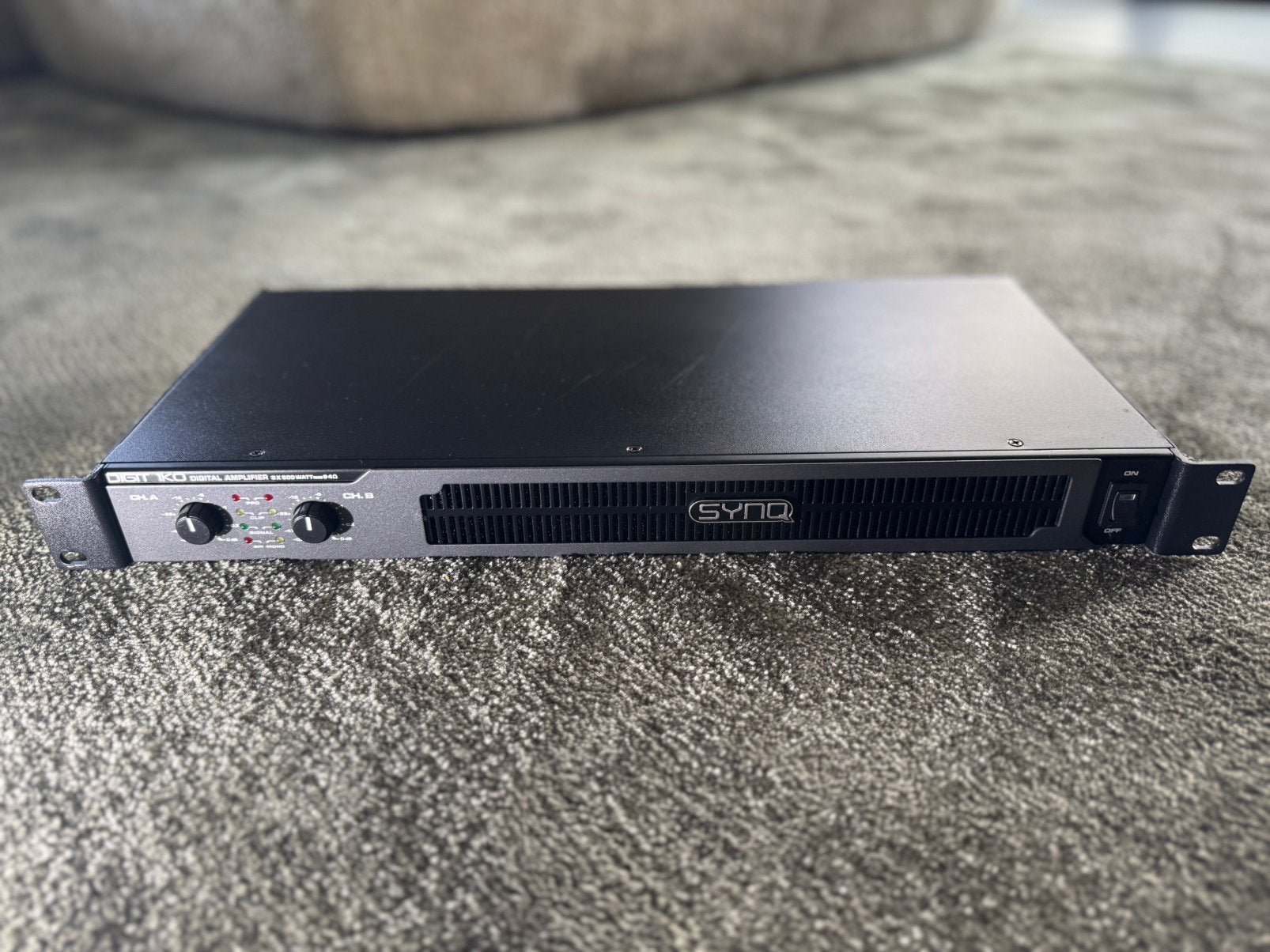Synq 1K0 Professionele Eindversterker – 2x 500W @ 4Ω –, Ophalen, Zo goed als nieuw