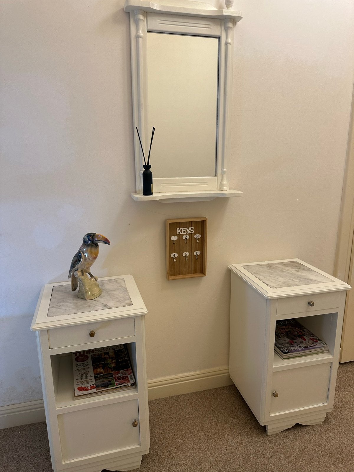 Set van 2 witte nachtkastjes met marmeren blad + spiegel, Ophalen, Minder dan 50 cm, Zo goed als nieuw, Minder dan 100 cm