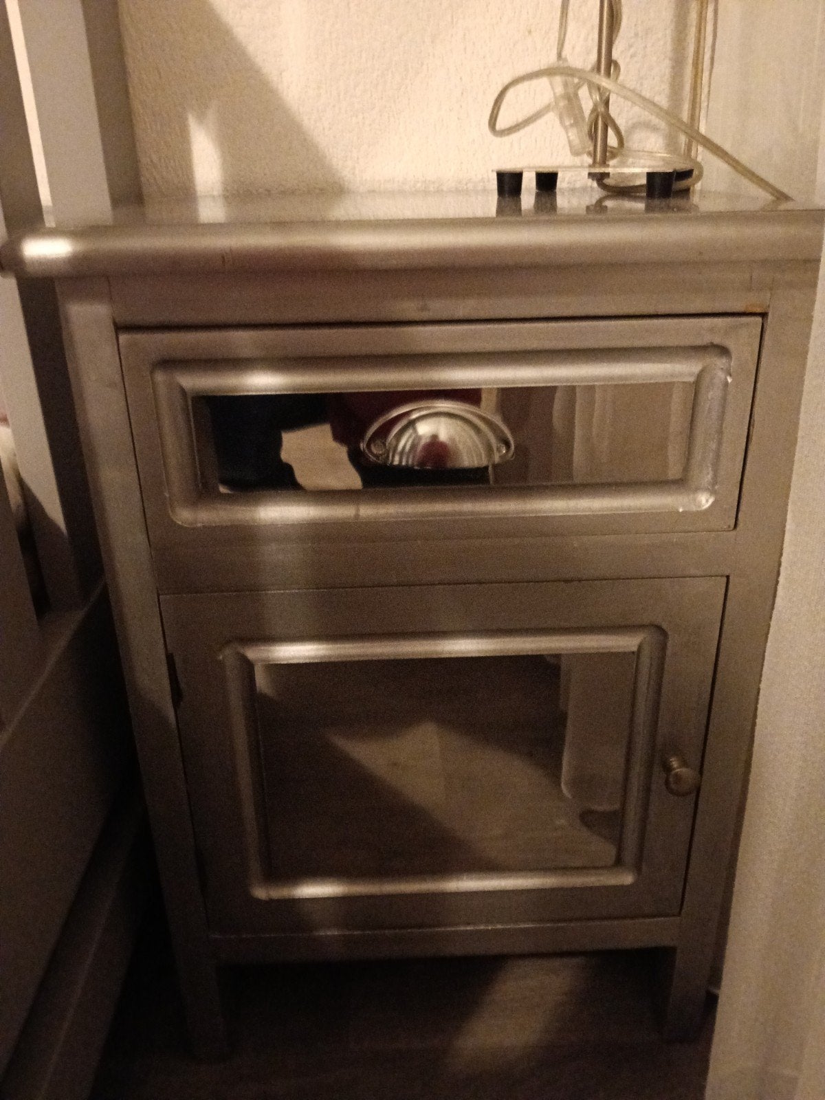 Twee grijze nachtkastjes met lade en deurtje, Huis en Inrichting, Ophalen, Gebruikt, Hout
