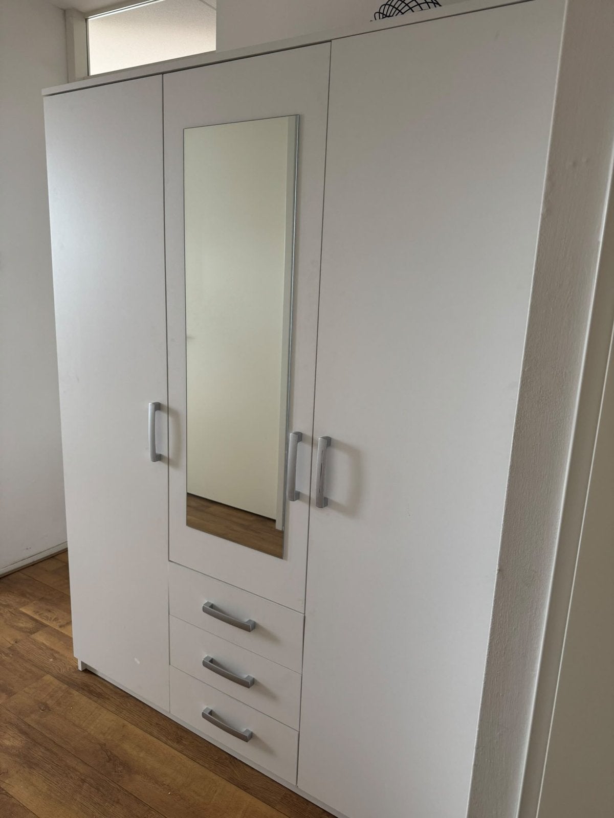 Witte kledingkast VELLERUP 151x200 met spiegel en lades, Gebruikt, Ophalen of Verzenden, Met lade(s), 150 tot 200 cm