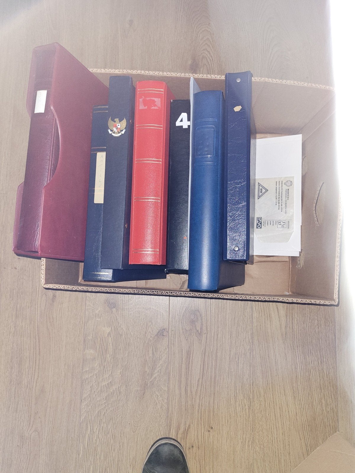 mooie doos postzegels Nederland en wereld waaronder lindner, Ophalen of Verzenden, Nederland