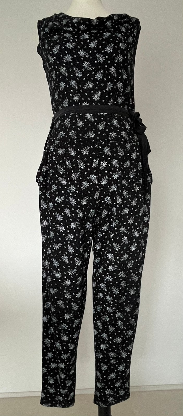 Angelle-Milan zwarte jumpsuit met bloemetjes maat L, Ophalen of Verzenden, Zo goed als nieuw, Maat 42/44 (L), Zwart