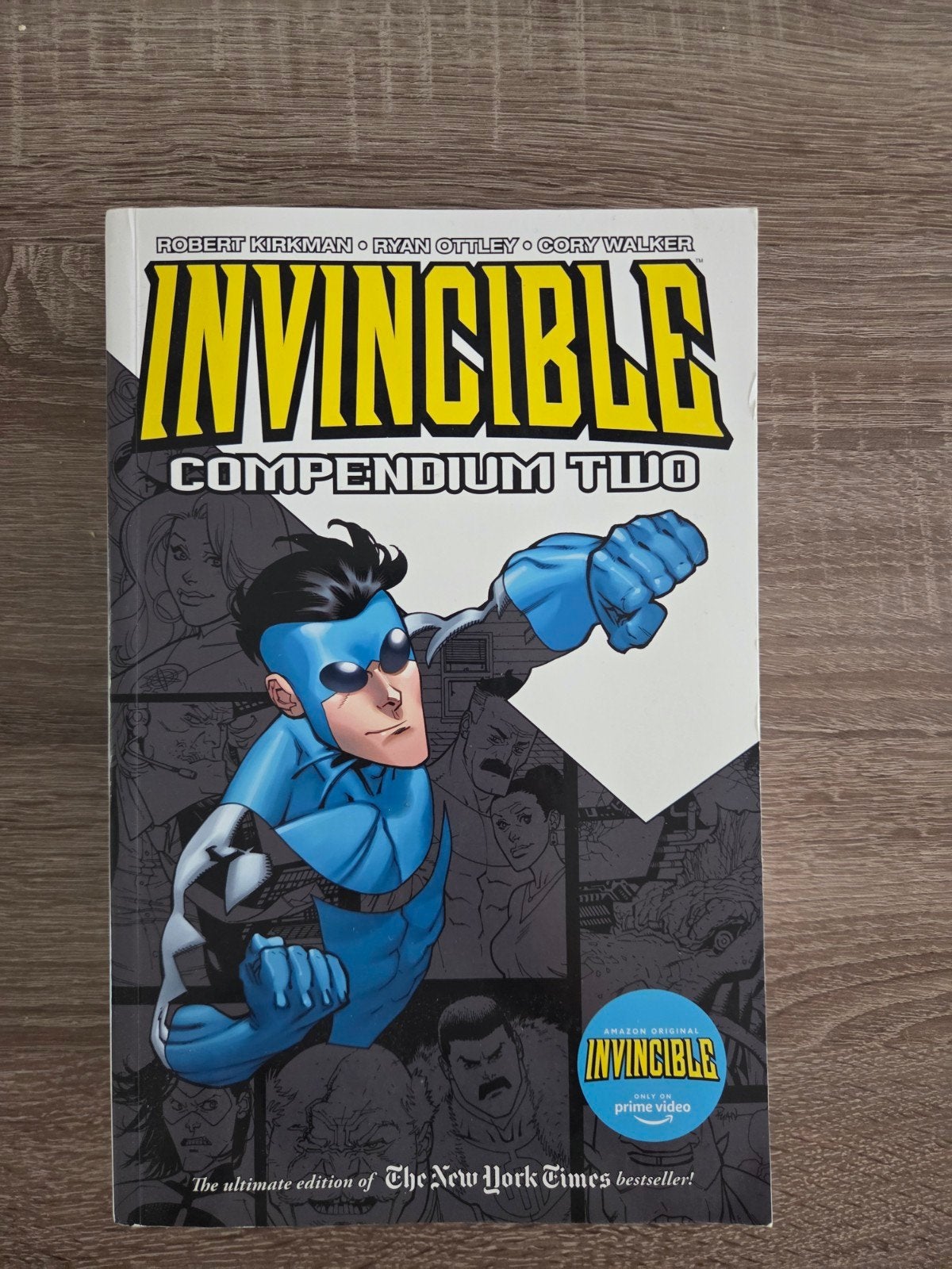 invincible compendium 2, Boeken, Eén comic, Ophalen, Zo goed als nieuw, Amerika