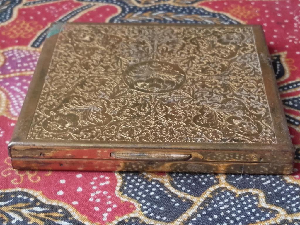 Mooie complete oude compact of poederdoos uit Engeland 8 cm.