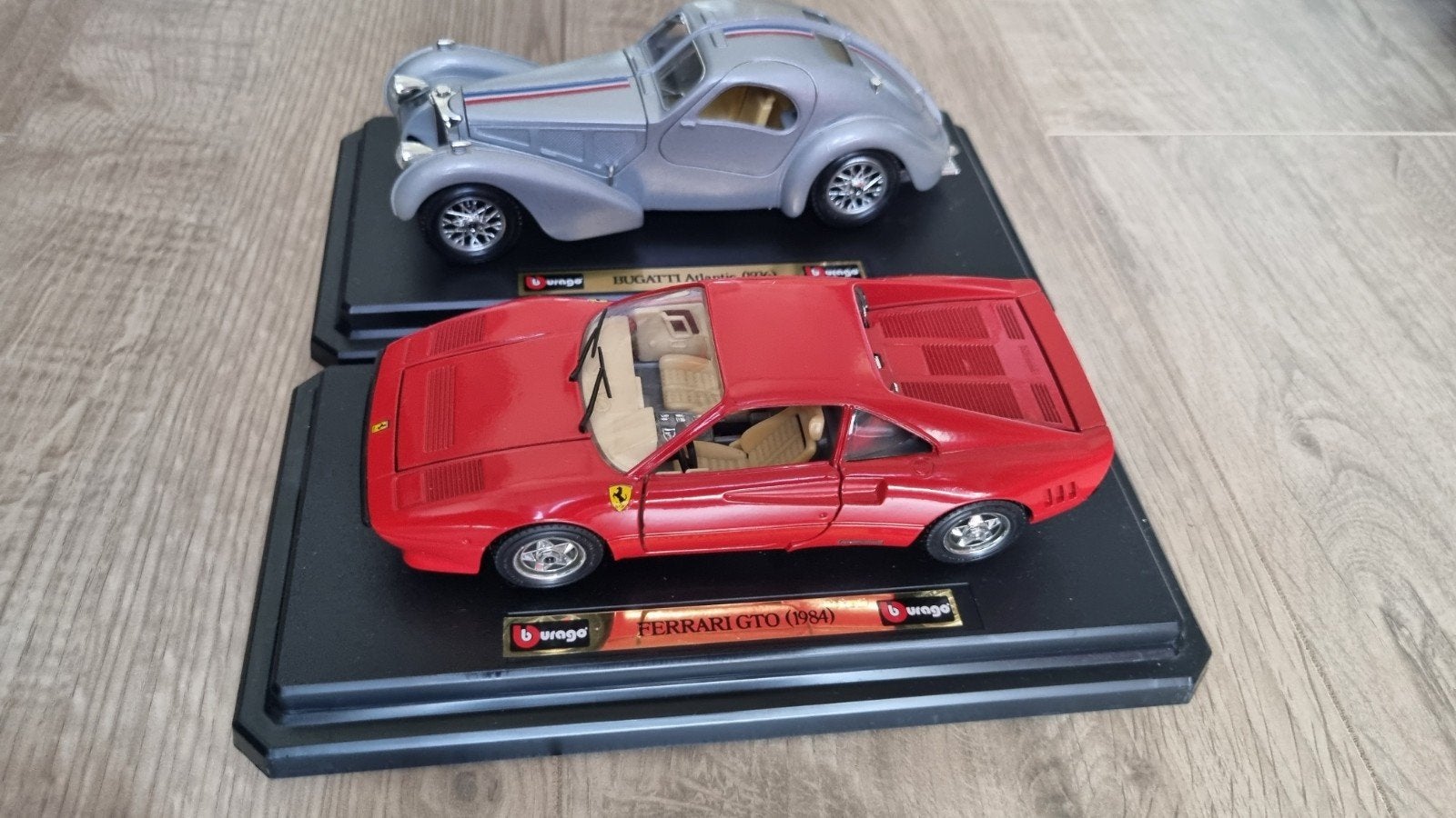 Bburago Ferrari GTO (1984) & Bugatti Atlantic (, Ophalen of Verzenden, Zo goed als nieuw, Auto, Overige merken
