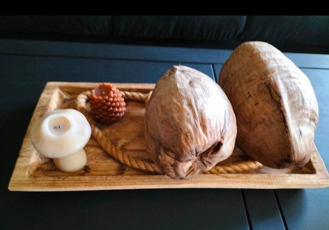 Decoratieve houten schaal met kokosnoten en kaarsen, Huis en Inrichting, Hout, Gebruikt, Ophalen of Verzenden, Landelijk