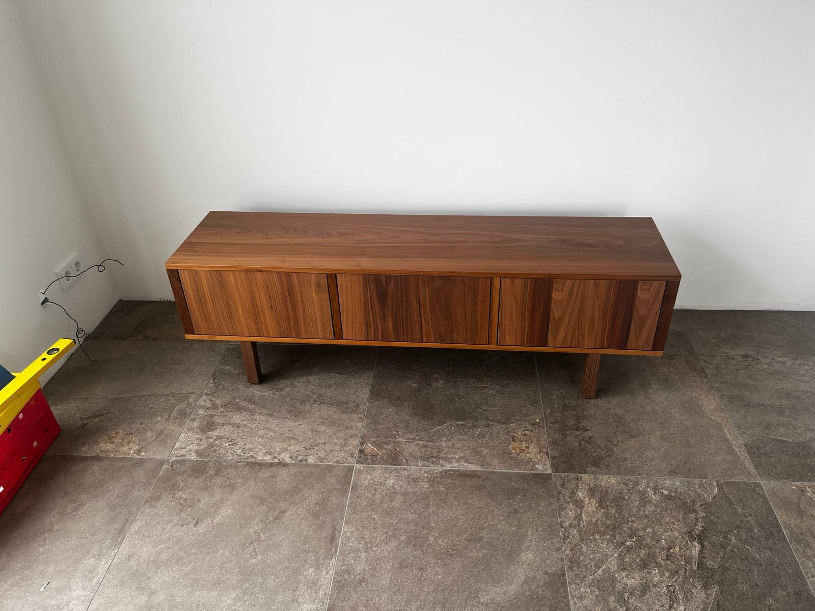 Stijlvol dressoir van notenhout - Mid-century modern, Ophalen, 150 tot 200 cm, Zo goed als nieuw, 25 tot 50 cm