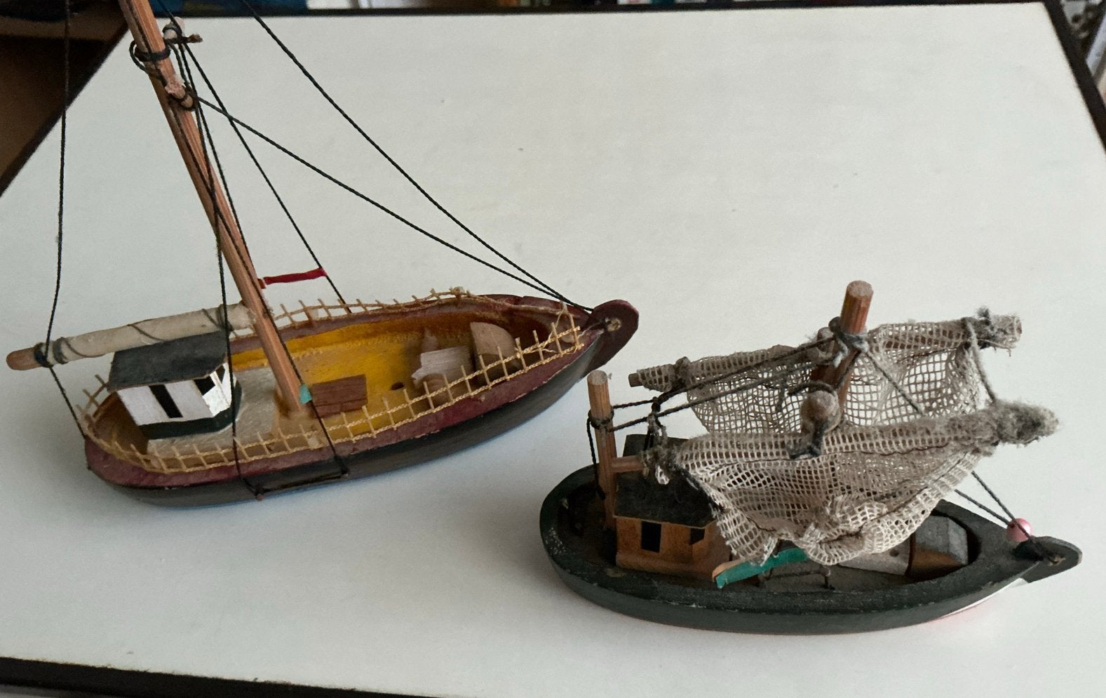 Twee decoratieve miniatuur vissersbootjes vintage, Ophalen of Verzenden, Gebruikt