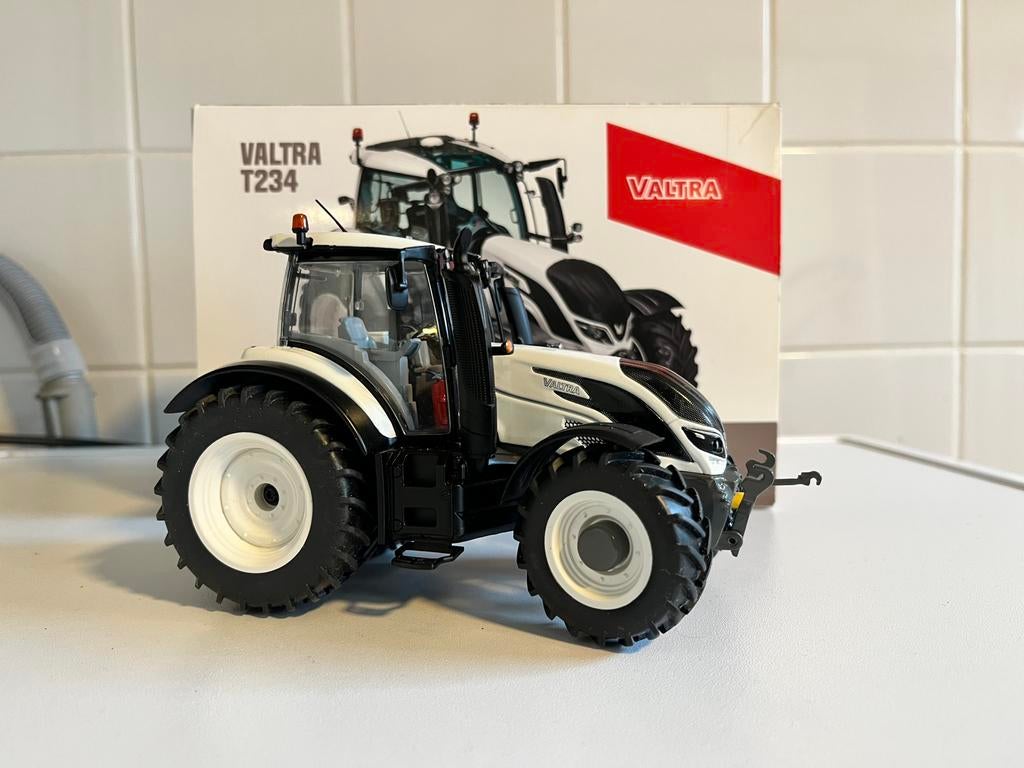 Valtra T234 Wiking 1/32, Ophalen of Verzenden, Zo goed als nieuw, Tractor of Landbouw, Overige merken