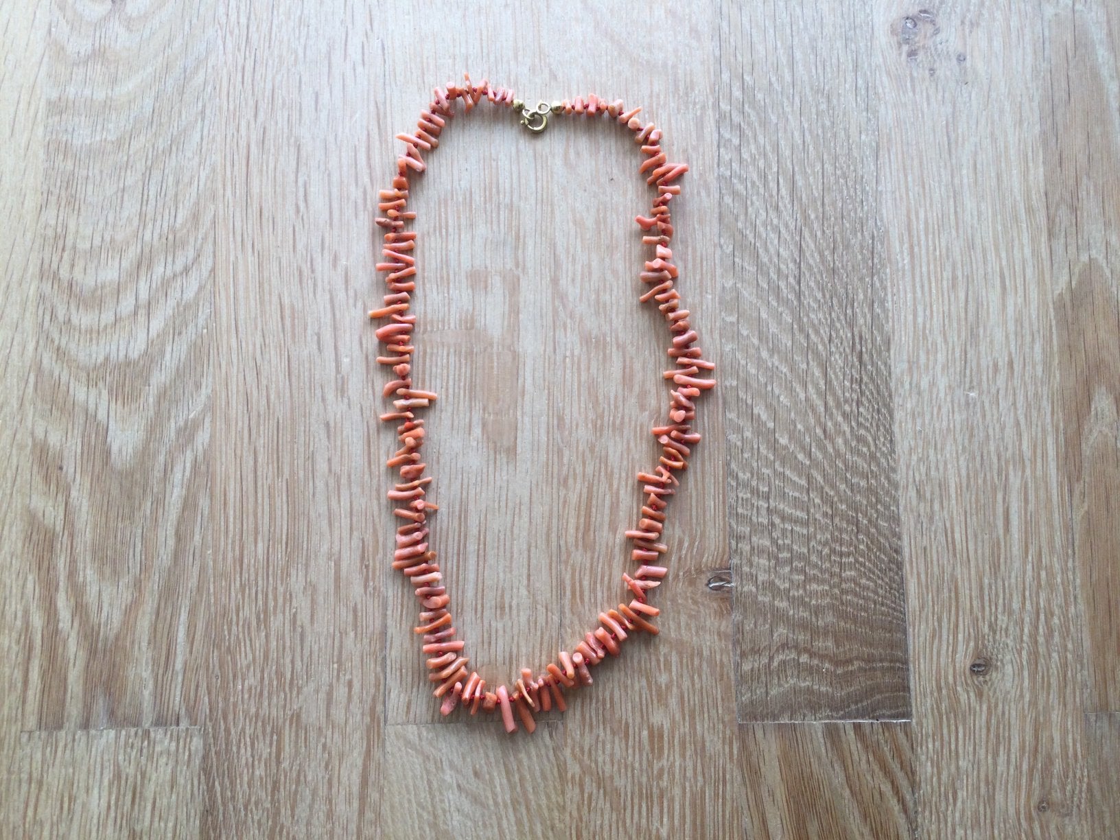 Bloedkoraal stokjes ketting. Kleur lichtrood., Ophalen of Verzenden, Zo goed als nieuw, Rood, Steen of Mineraal
