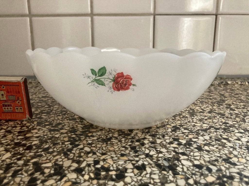 Arcopal witte ronde schaal rode roosjes rood roos vintage, Ophalen of Verzenden, Overige stijlen, Glas, Schaal of Schalen