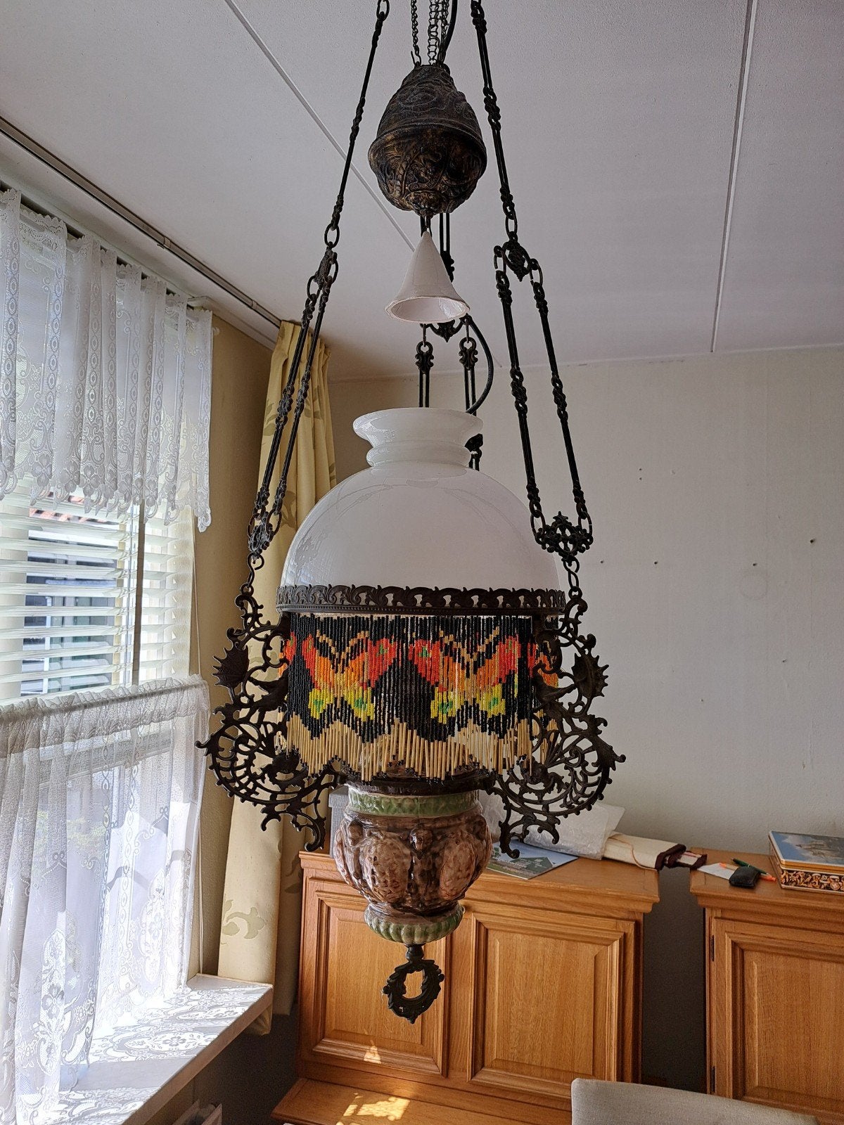 Antieke hanglamp met kralen en sierlijke details, Antiek en Kunst, Ophalen