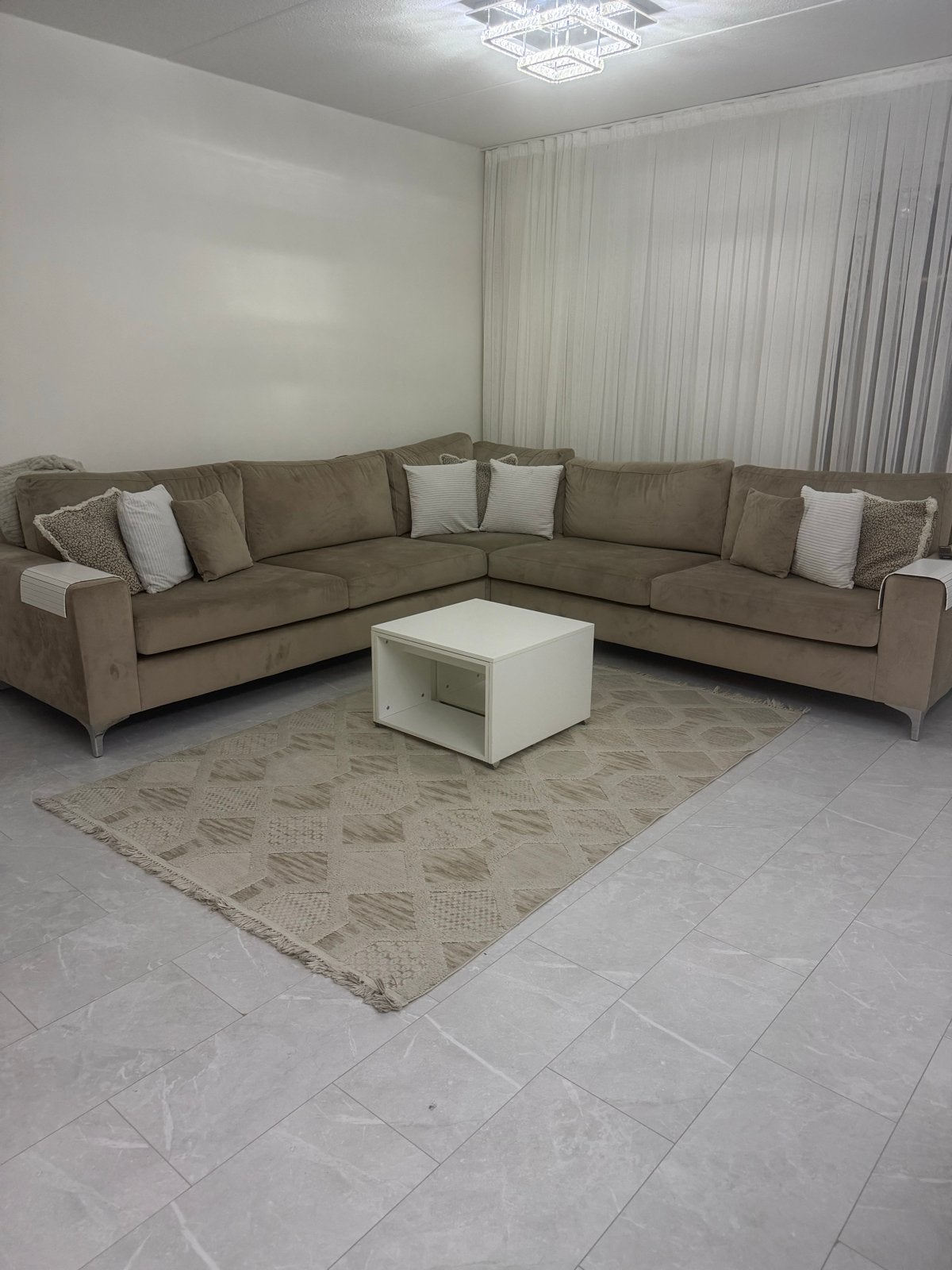 Grote comfortabele hoekbank in taupekleur, Ophalen, Gebruikt, 100 tot 125 cm, Hoekbank