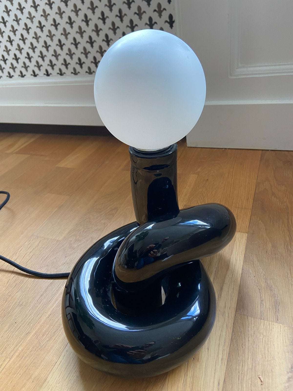 Prachtige zwarte tafellamp met uniek design, Huis en Inrichting, Ophalen, Gebruikt, E27 (groot), Sfeerlamp