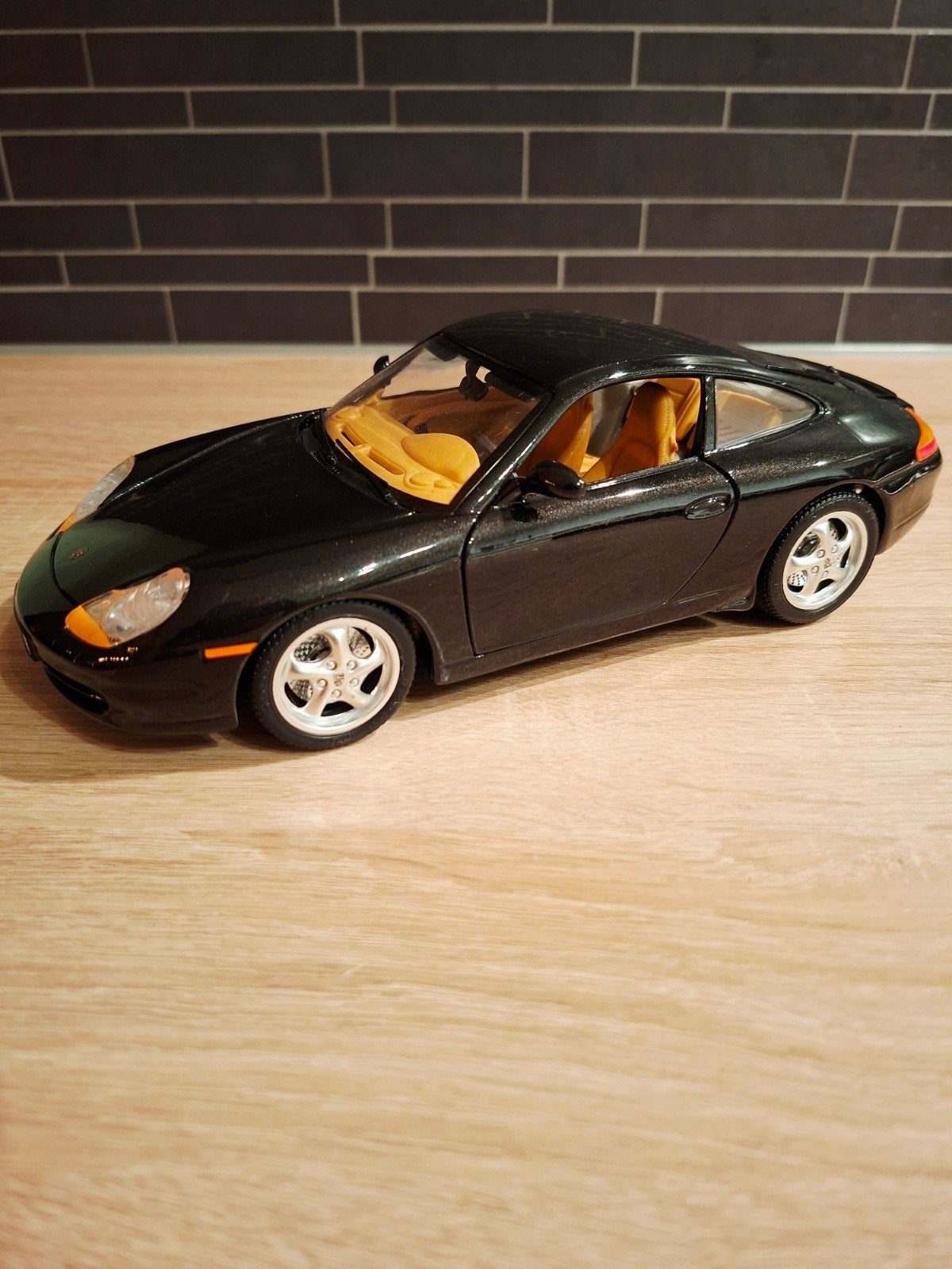 Bburago 1:18 Porsche 911 Carrera 1997 - in doos, Ophalen of Verzenden, Nieuw, Auto, Bburago
