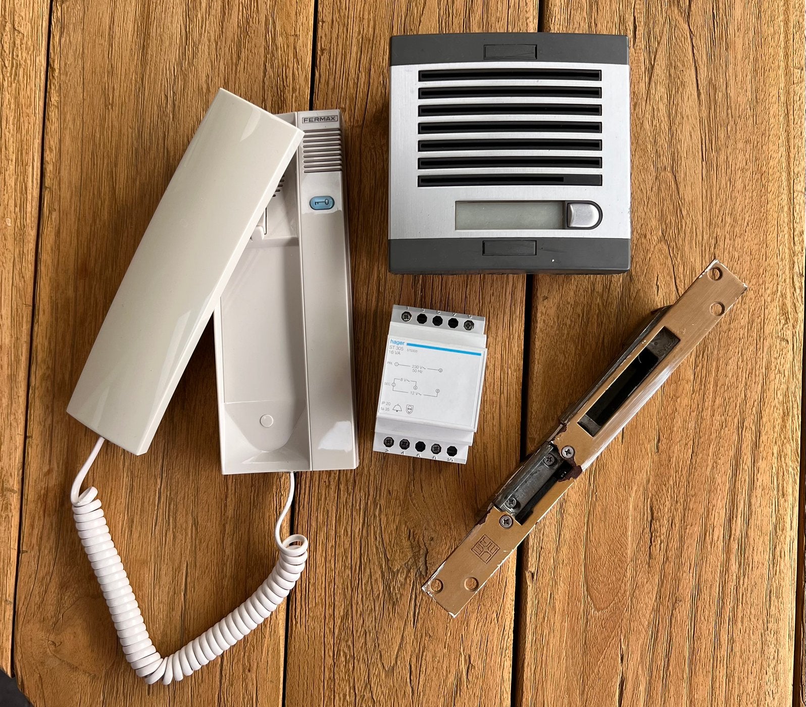 Fermax telefoon intercom met elektrisch slot, Ophalen of Verzenden, Zo goed als nieuw, Bedraad