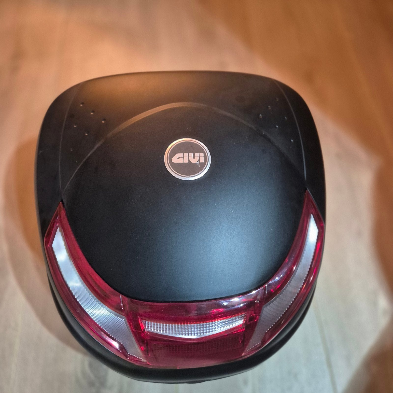 Foto 2 van GIVI Topkoffer voor Motor met Montageplaat en Sleutel