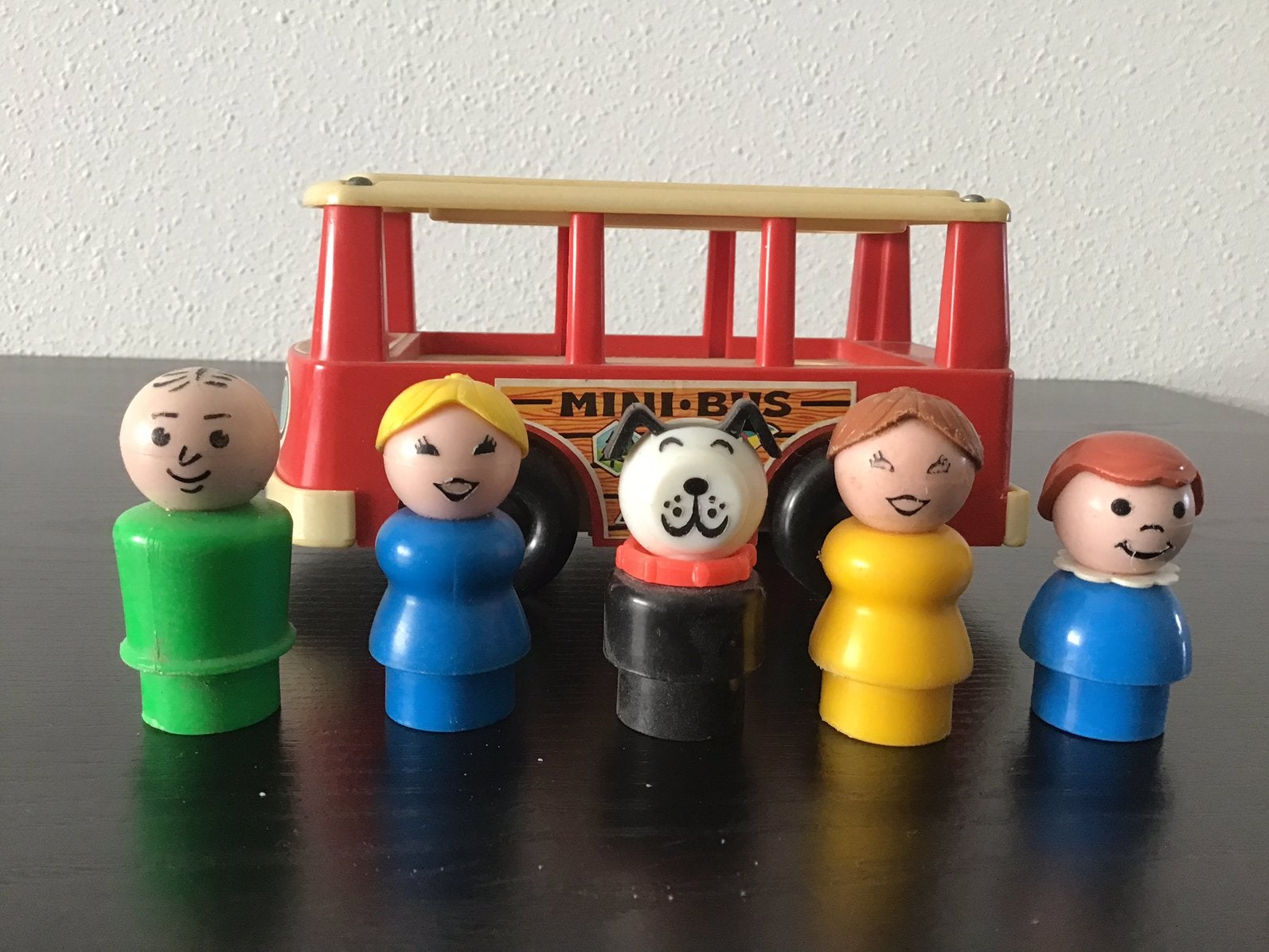 Vintage minibus van Fischer Price  met 5 poppetjes., Kinderen en Baby's, Speelgoed | Fisher-Price, Ophalen of Verzenden, Zo goed als nieuw
