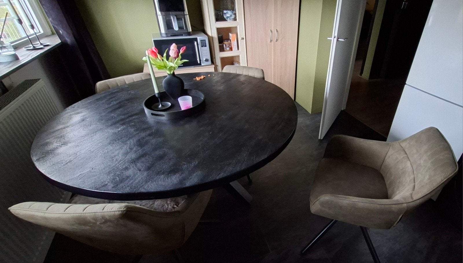 Ronde eettafel zwart mangohout met stalen kruispoot, Gebruikt, Rond, Vier personen, Ophalen