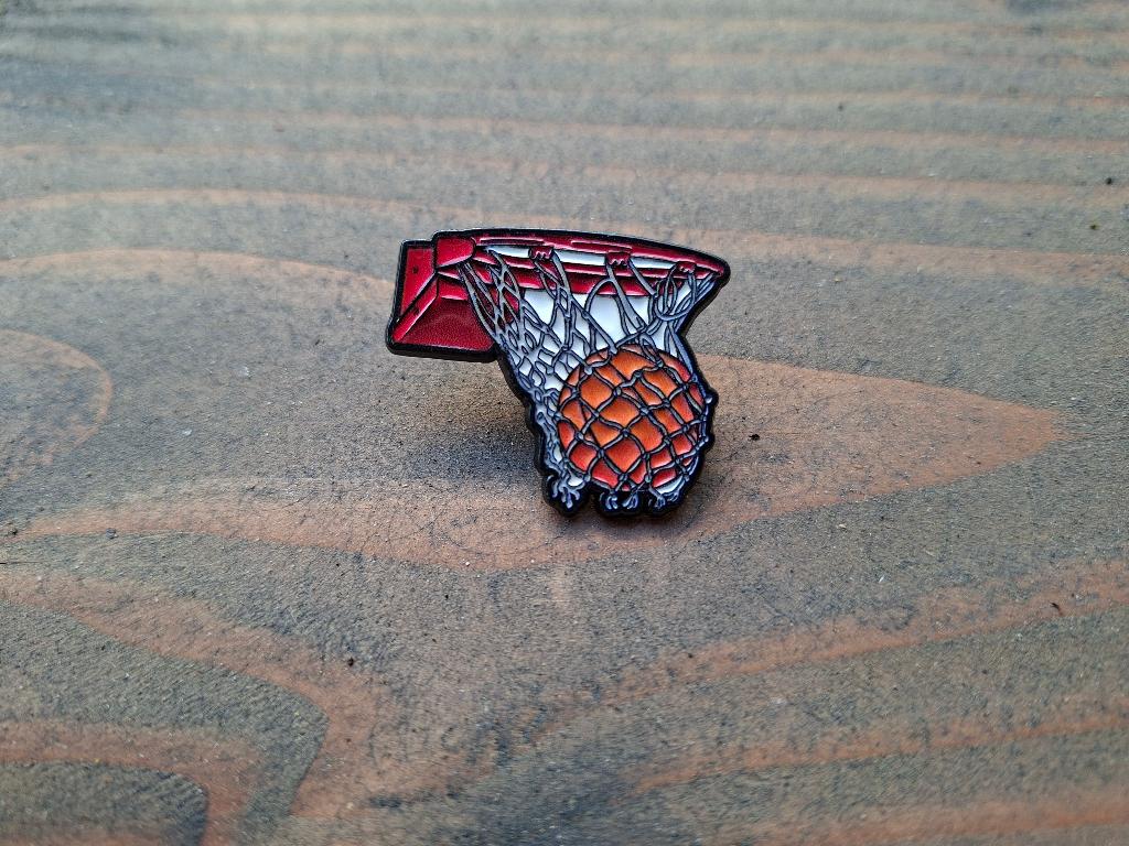 1 mooie pin van een Basketbal in een basketbalnet te koop, Ophalen of Verzenden, Nieuw, Sport, Speldje of Pin
