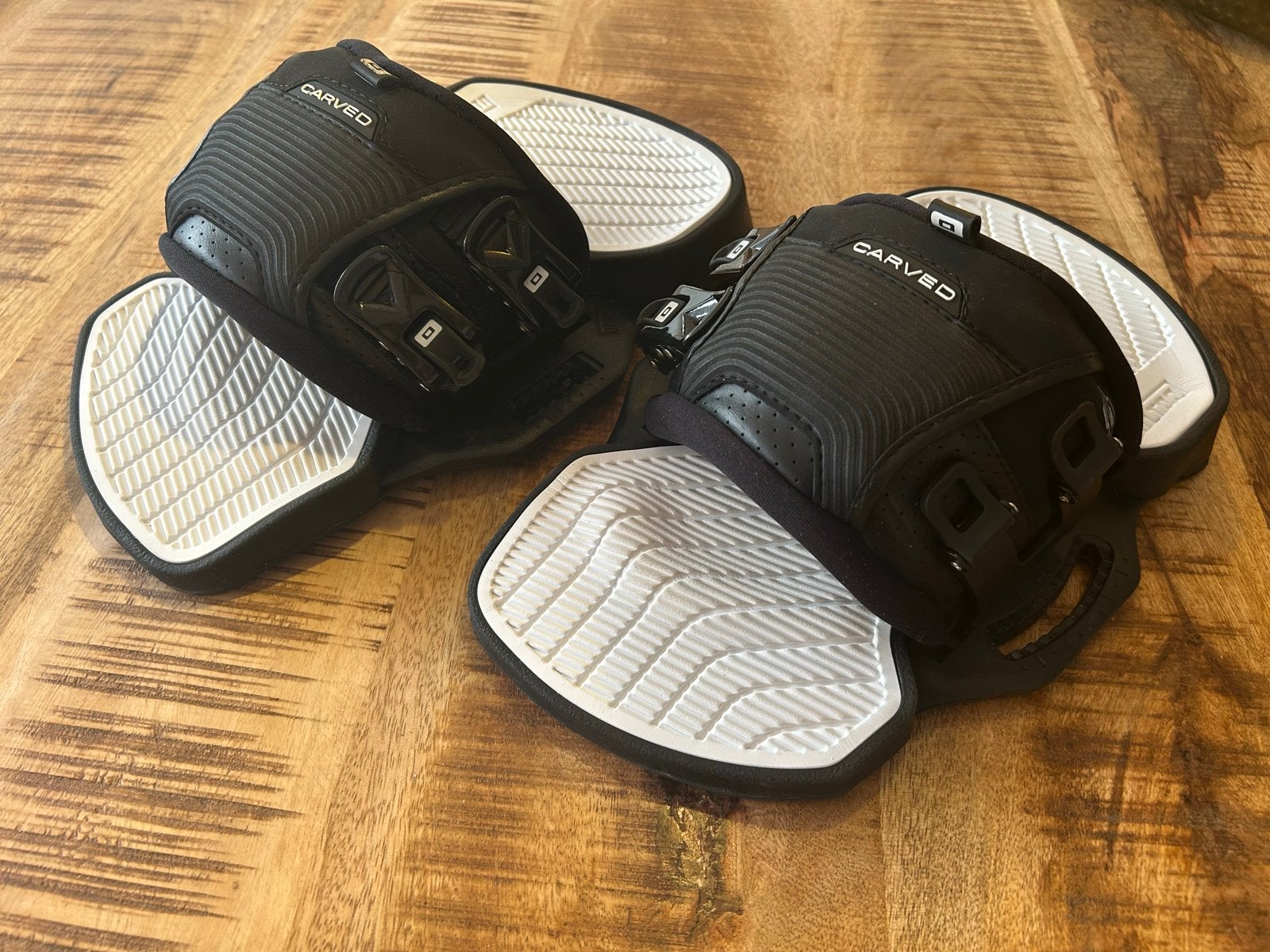 Carved Kiteboards Ultra Pads & Straps, Watersport en Boten, Kitesurfen, Zo goed als nieuw, Binding, 4 m² of minder, Twintip, Ophalen