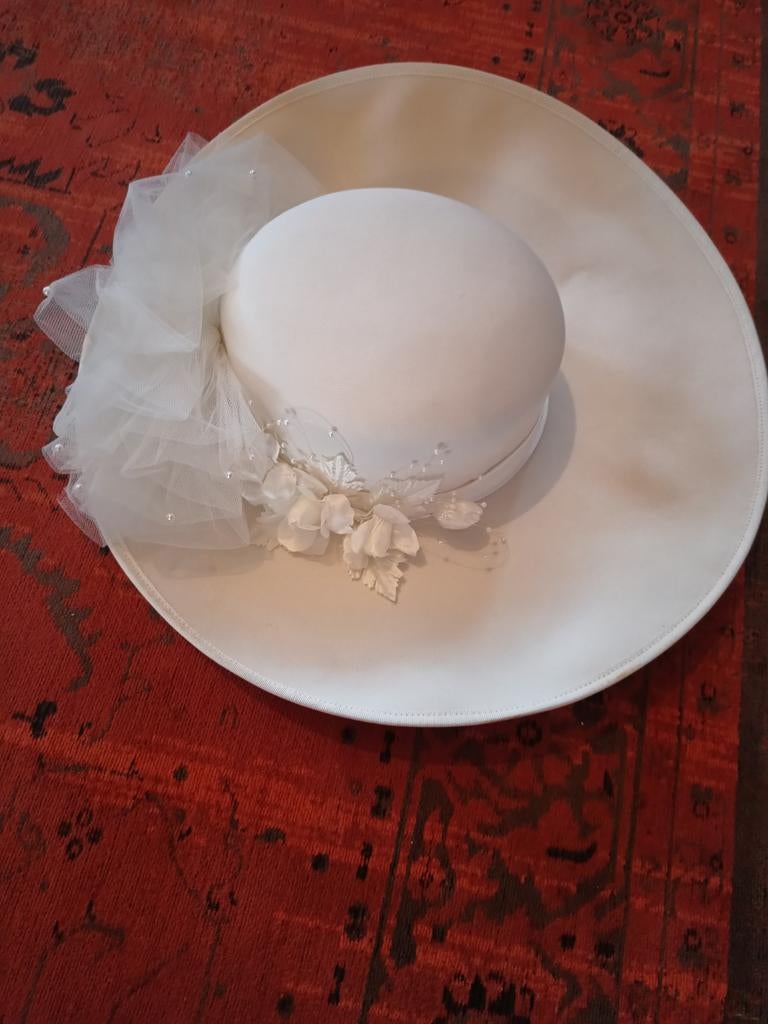 Witte hoed met bloemen en parels bruidshoed, Ophalen of Verzenden, Zo goed als nieuw, One size fits all