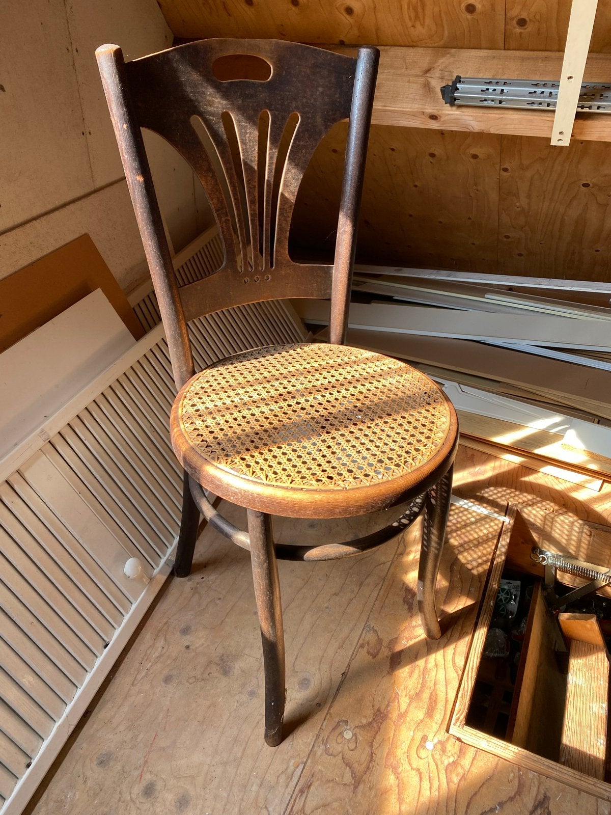 Antieke houten stoel met rieten zitting, Ophalen