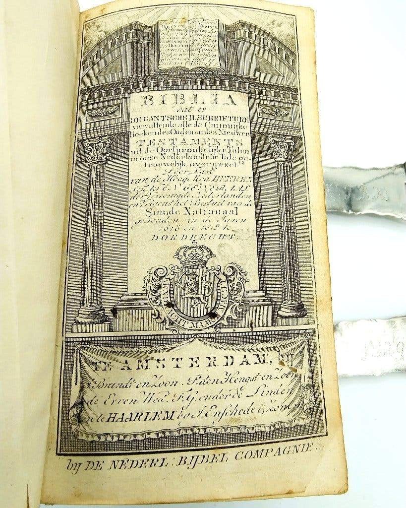 Bijbel met zilveren sloten met bijbelse voorstellingen, 1818, Antiek en Kunst, Verzenden