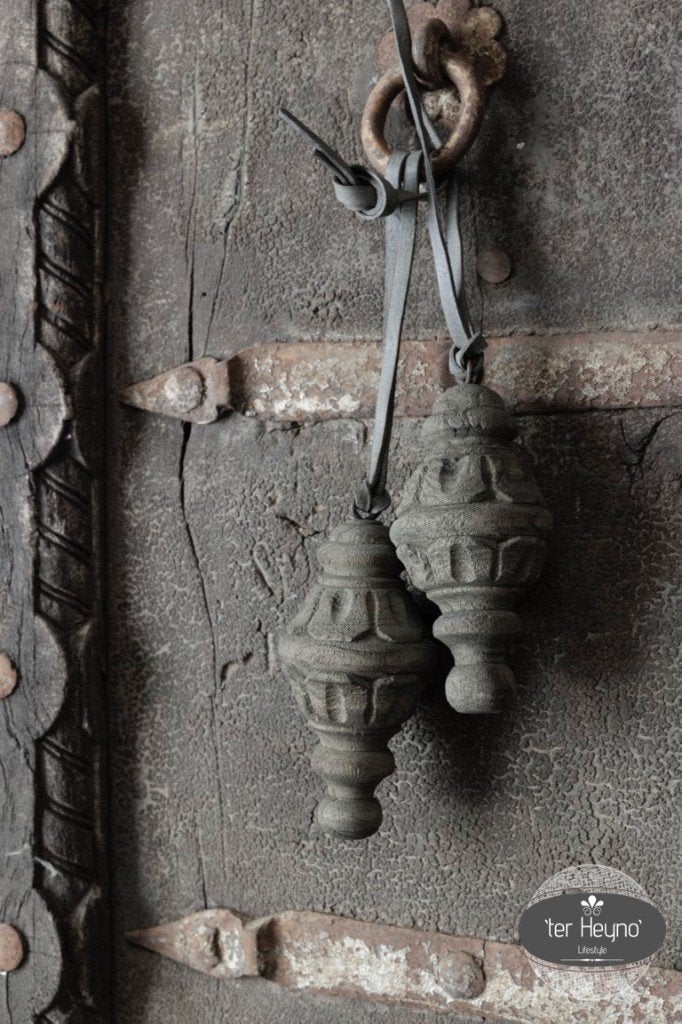 Houten klos ornament hanger leren veter hang stoer sober