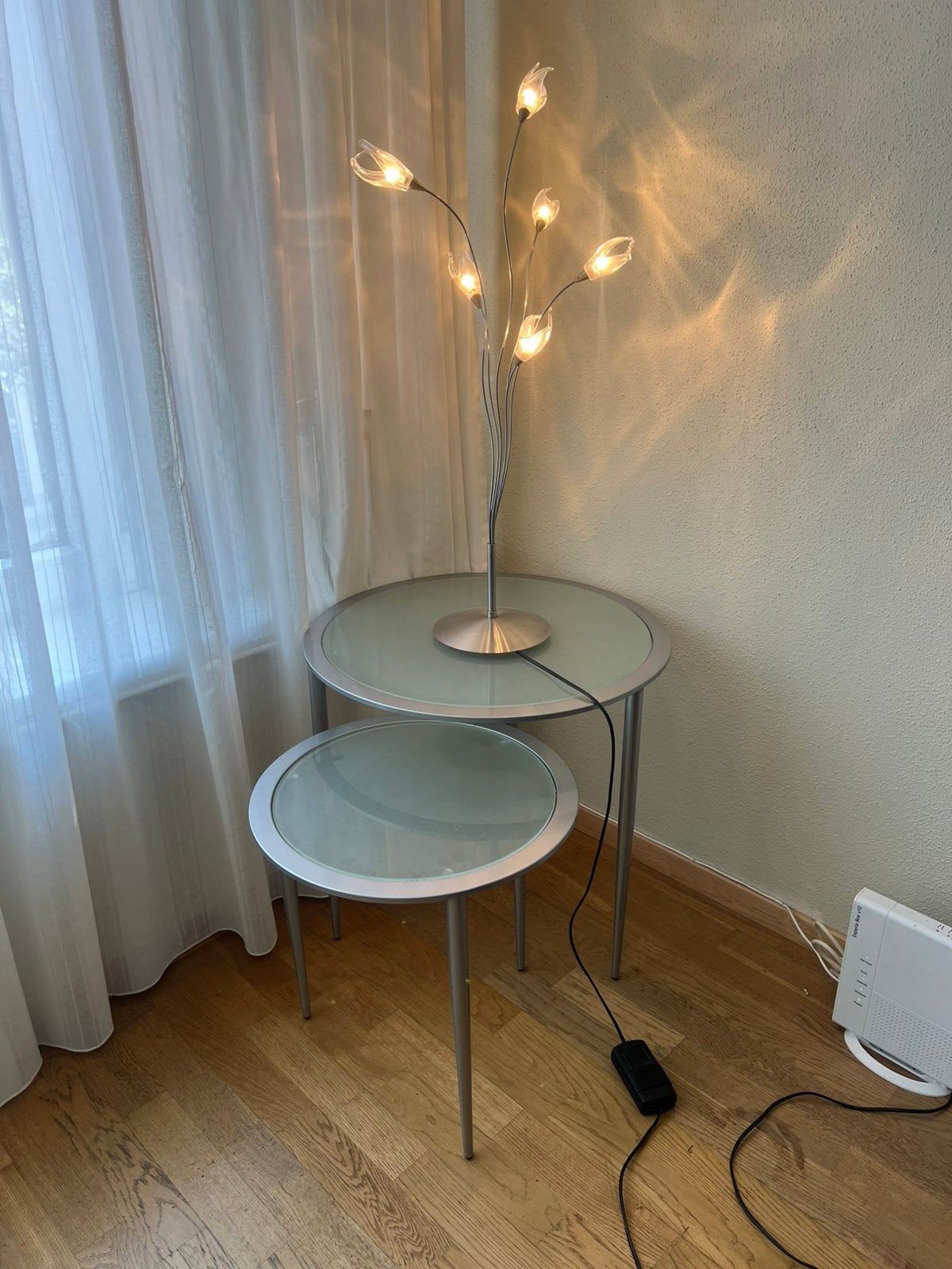 Bijzettafeltjes 2 sets, aluminium met melkglazen plaat., Huis en Inrichting, Tafels | Bijzettafels, Metaal of Aluminium, Rond