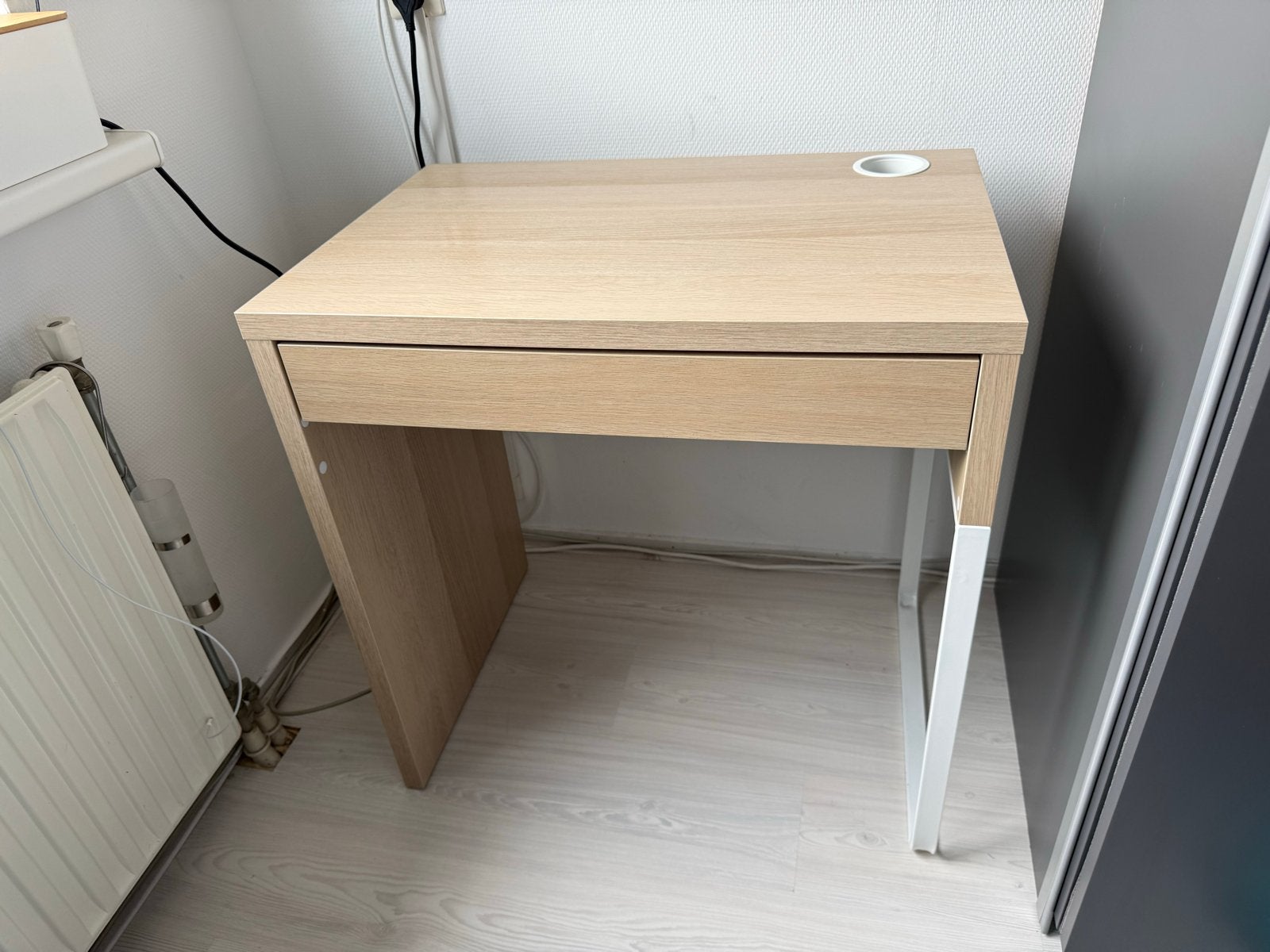 IKEA MICKE Bureau - Zo goed als nieuw, Ophalen, Scandinavisch, Met lades, Zo goed als nieuw